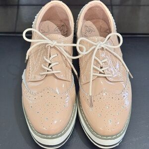 Women's Patent Leather Brogues in Tan